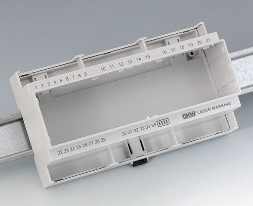 RAILTEC C en PC (UL 94 V-0), gris clair avec inscription laser